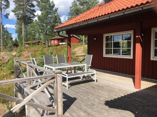 Balkon/Terrasse, Ski, Sauna, and Scandinavian Serenity Chalet in Torsby