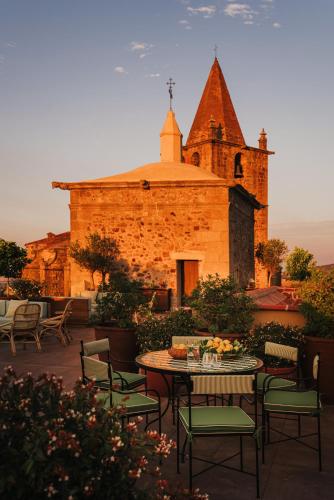 Palacio De Godoy Caceres, Curio Collection By Hilton