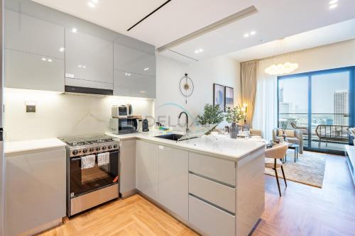 Canal and Burj Khalifa Views, Few Minutes Drive to Downtown Dubai and 15 Minutes Drive to Kite Beach, Binghatti Canal, Business Bay by Deluxe Holiday Homes, Dubaï (photo 9)