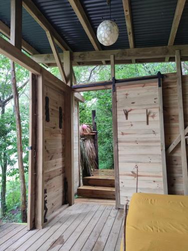 Баня, cabane entre les arbres famille in Bas Vent
