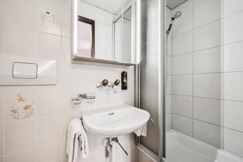 Hotel Sonne Interlaken-Matten Room Type - Tiny Double or Twin Room
