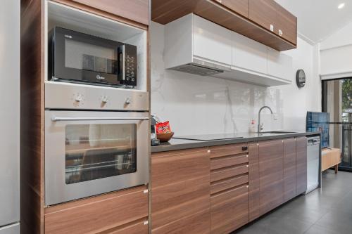 21P Terrific 9 mins walk to Darling Harbour -4BR Abnb-Style House - image 5