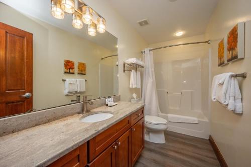 B103 One Bedroom Lake View - Tap to explore photos
