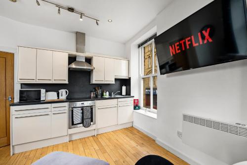 30 percent off! Simple 2 Bed in Central Dewsbury -Sleep 4 in Dewsbury