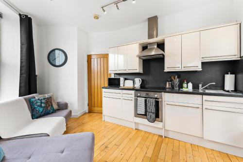 30 percent off! Simple 2 Bed in Central Dewsbury -Sleep 4 in Dewsbury