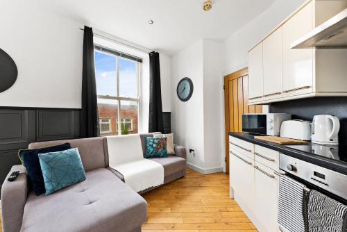 30 percent off! Simple 2 Bed in Central Dewsbury -Sleep 4 in Dewsbury