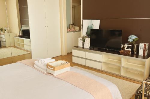 Cozy stylish home near Nana BTS - image 13