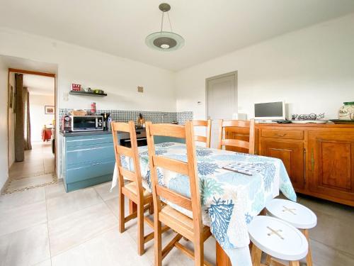 Cocina, Holiday Home in Brittany near Beaches  Trails in Dinan