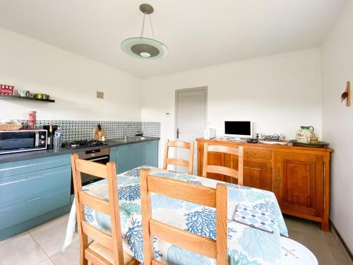 Cocina, Holiday Home in Brittany near Beaches  Trails in Dinan