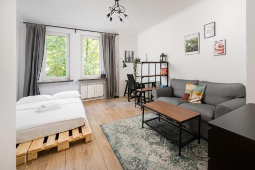 Grójecka City Gateway Apartment by BookingHost, Warsaw