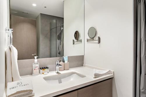 Luxury 2BR Dubai Creek Harbour with Pool, Gym, Parking & Balcony Views, Dubai (photo 5)