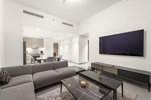 Luxury 2BR Dubai Creek Harbour with Pool, Gym, Parking & Balcony Views, Dubai (photo 7)
