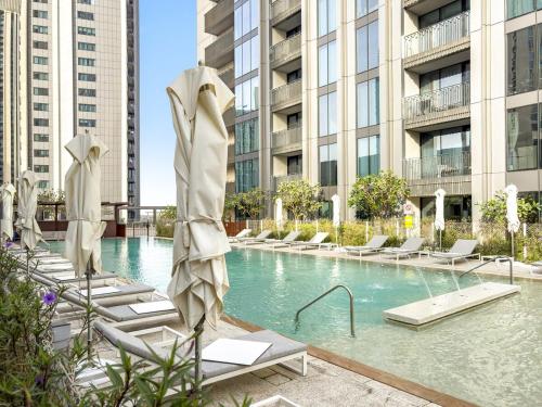 Luxury 2BR Dubai Creek Harbour with Pool, Gym, Parking & Balcony Views, Dubai (photo 9)