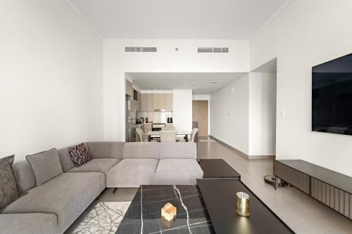 Luxury 2BR Dubai Creek Harbour with Pool, Gym, Parking & Balcony Views, Dubai (photo 10)