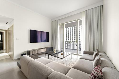 Luxury 2BR Dubai Creek Harbour with Pool, Gym, Parking & Balcony Views, Dubai (photo 2)