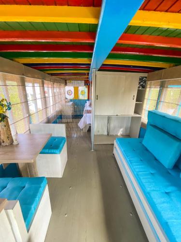 La Querendona - La Chiva un tipico autobus Colombiano in San Joaquin