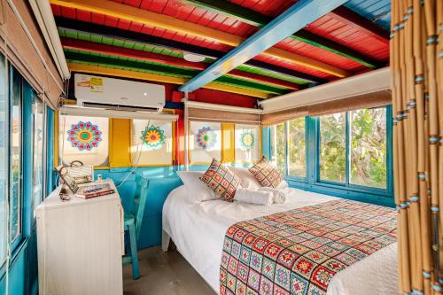 La Querendona - La Chiva un tipico autobus Colombiano in San Joaquin