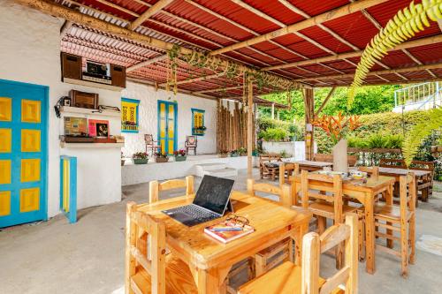 La Querendona - La Chiva un tipico autobus Colombiano in San Joaquin