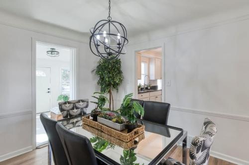 Stylish 3BR w Sunroom & Deck, Cleveland (foto 9)