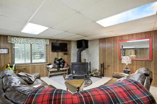 The Treehouse Lakes & Trails Cabin cabin - image 4