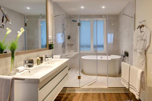 room detail thumbnail 2