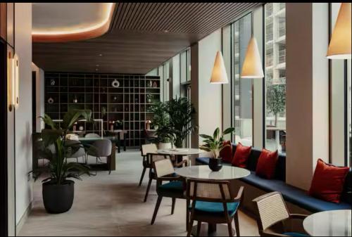Central London Luxurious 2bed WITH POOL AND ROOFTOP by AYMONS HAVEN, Londyn (zdjęcie 8)