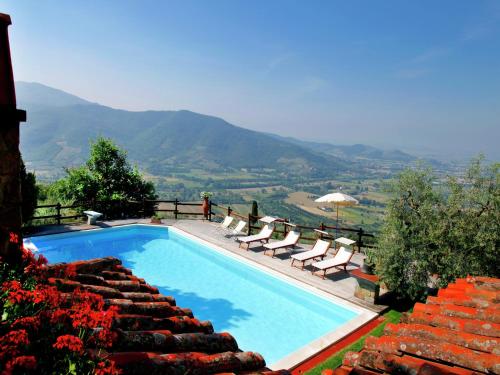  Villa in Tuscany with Pool and Valley Views in Castiglion Fiorentino