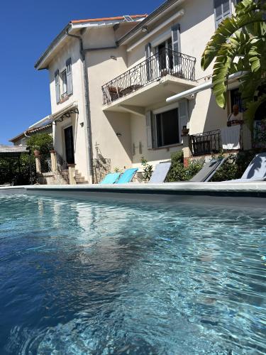 Très beau Studio lumineux dans Villa avec piscine