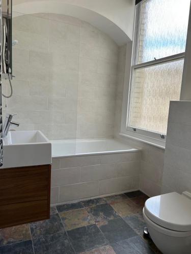 Beautiful 3-bed period flat in the heart of London, London (photo 8)