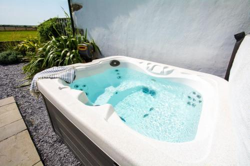 Viesnīcas āriene, Stylish Cottage I Hot Tub I Garden I Near Beach in Bryngwran