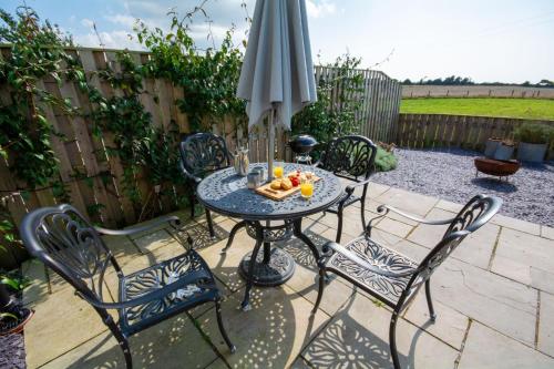 Viesnīcas āriene, Stylish Cottage I Hot Tub I Garden I Near Beach in Bryngwran