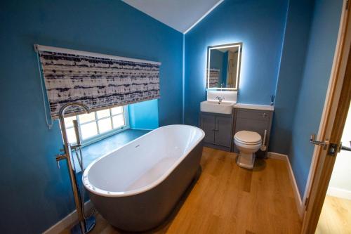 Viesnīcas āriene, Stylish Cottage I Hot Tub I Garden I Near Beach in Bryngwran