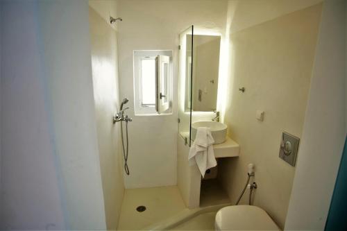 Two-Bedroom House image 9
