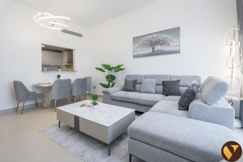 Vogue Jumeirah Village Circle - Stylish One Bedroom Apartment in Jeewar Tower with Balcony, Pool and Gym, Dubái (foto 9)