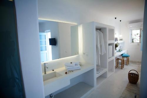 Apartment with Side Sea View image 4