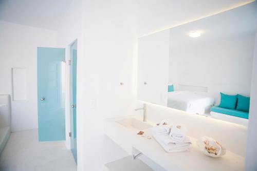 Apartment with Side Sea View image 5