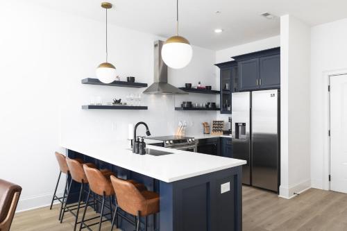 Hip New Condo near Broadway and Trendy East Nash with 5 Beds in Nashville, USA