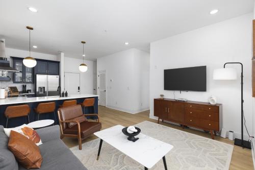 Hip New Condo near Broadway and Trendy East Nash with 5 Beds in Nashville, USA