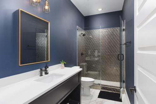 Hip New Condo near Broadway and Trendy East Nash with 5 Beds in Nashville, USA