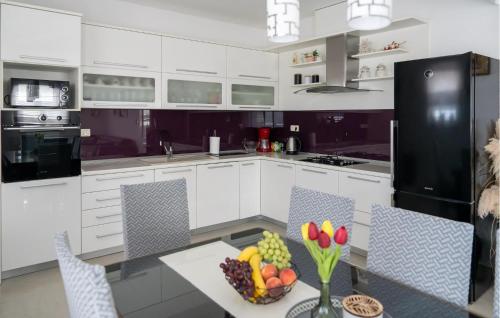 virtuve, Luxurious Home In Drum in Drum