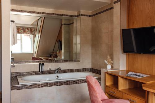 room detail thumbnail 2