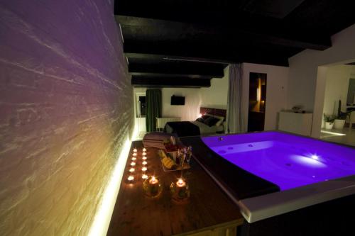 Karstais baseins, Tenuta Silente Loft con idromassaggio privato in Poggio San Marcello