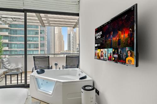 Luxury 5BR Penthouse in Marina l Private Jacuzzi & Sauna, Dubaj