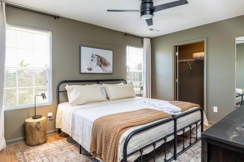 Charming Hideaway near Dolly w Hot tub & Arcade