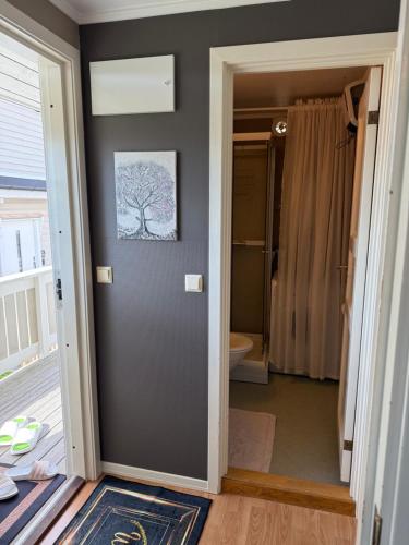 Sentralt i Fredrikstad, gratis parkering og varmepumpe med AC in เฟรดริกสตัด