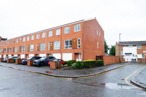 5Bed, 3Baths Priv-Parking