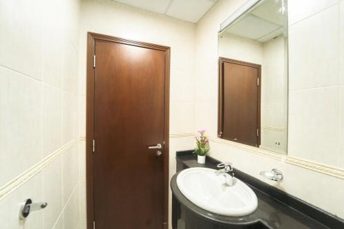 Spacious 1 BR I Marina I Elite Residences, Dubaï (photo 2)