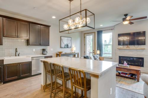 2 Mi to Fraser River Trail Townhome with Hot Tub! in Winter Park (CO)