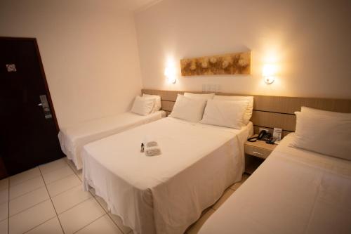 1 queen bed, 2 twin beds