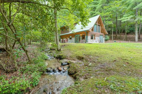 Hike, Fish & More: Cozy Cabin w/ Patio in Murphy!, Murphy